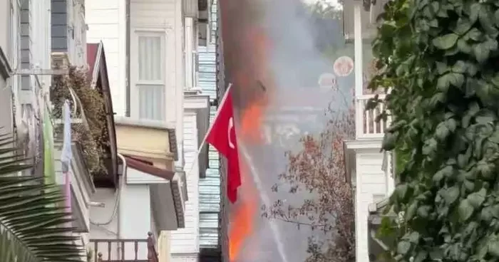 Beşiktaş Arnavutköy Mahallesi’nde 4 katlı ahşap binada yangın çıktı. Bina alevlere teslim olurken, olay yerine çok sayıda itfaiye ekibi sevk edildi.