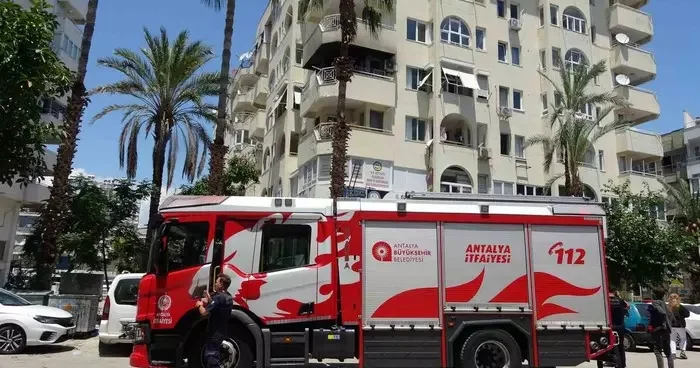 Antalya da balkonda çıkan yangın korkuttu