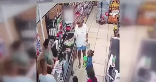 Markette sıra yüzünden müşteriler birbirine girdi