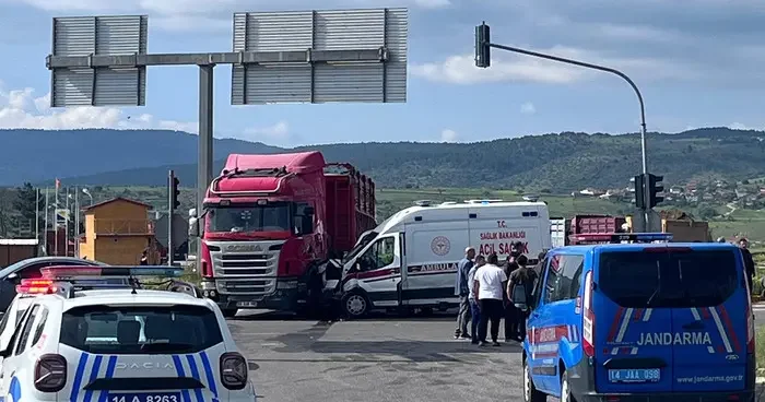 Bolu da feci kaza! Başsavcının bulunduğu ambulans da kazaya karıştı: 8 yaralı