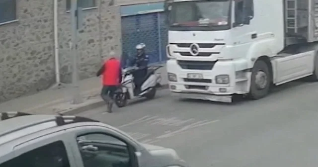 Yaya geçidinden karşıya geçen yaşlı adama motosiklet çarptı VİDEO İZLE