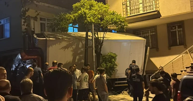 Geri kayan kamyonet, 2 araca ve binaya çarptı