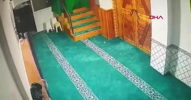 Camide yalnız kaldı, bağış kutusunu ve müezzinin cüzdanını çaldı
