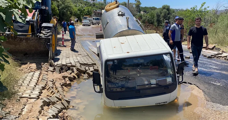 Bodrum da ana isale hattı patladı, yoldan geçen tanker çukura düştü