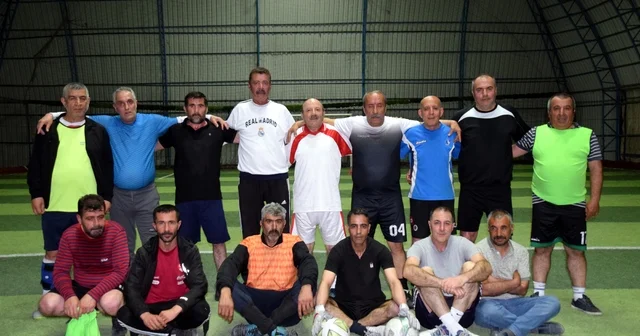 Yaşları 55 70; 40 yıldır halı sahada futbol oynuyorlar Van Haberleri