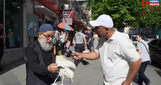 Sokak röportajında istediği cevabı alamayınca yaşlı adamı aşağıladı