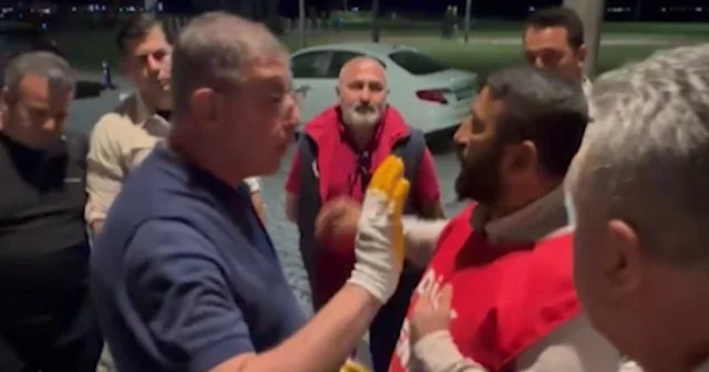 İzmir’de iş başa düştü: Belediye başkanı ve vatandaşlar süpürgeye sarıldı VİDEO İZLE