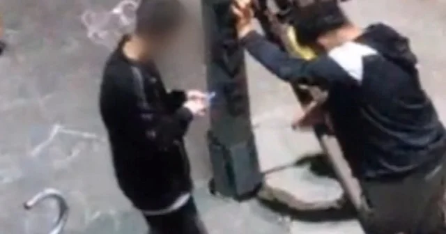 Sultangazi’de parkta tehlikeli sabotaj: Aydınlatma direğini kırıp elektriği kesmeye çalıştılar VİDEO İZLE