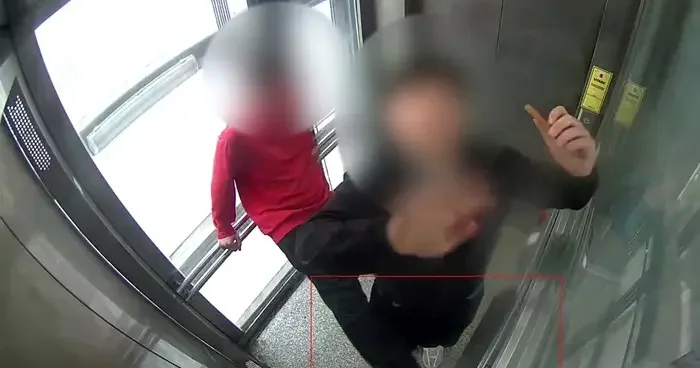 Bindiği asansörün kabin kasetine tekme atarak kırdı