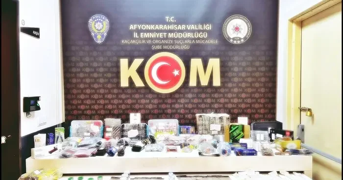 Polis binlerce kaçak cep telefonu aksesuarı ele geçirdi