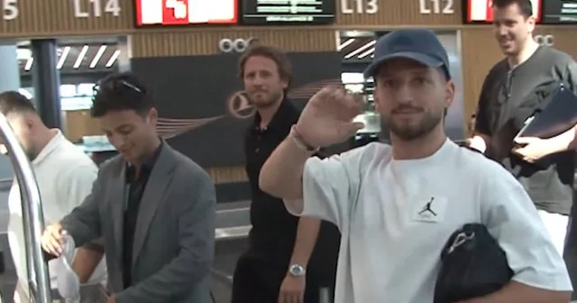 Mertens in Galatasaray macerası sona erdi: Efsane 10 numara ailesiyle birlikte İstanbul a veda etti VİDEO İZLE
