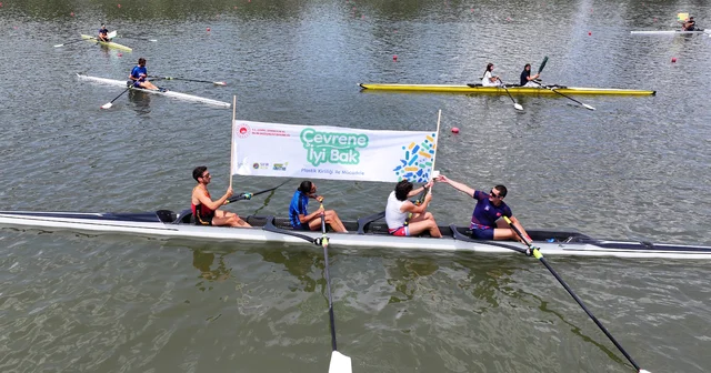 Kürek sporcuları Meriç Nehri nde açtıkları pankartlarla çevre kirliliğine dikkati çekti Edirne Haberleri