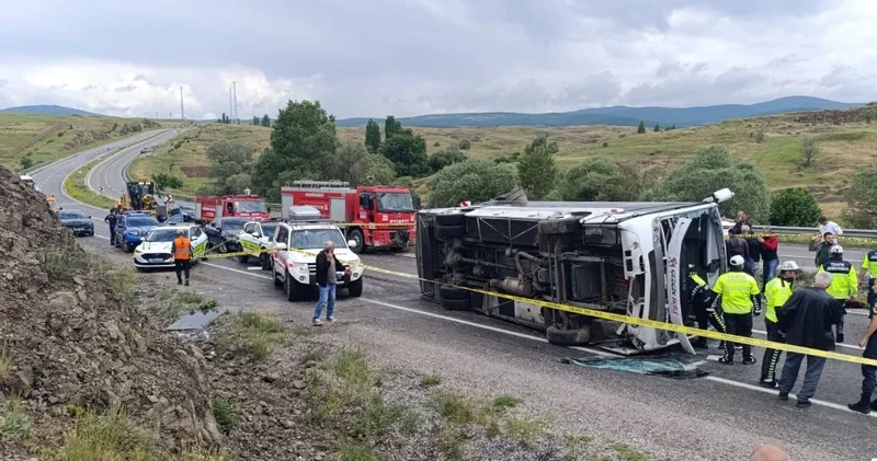 Cenazeden dönen araç devrildi: 2 kişi öldü 15 kişi yaralandı