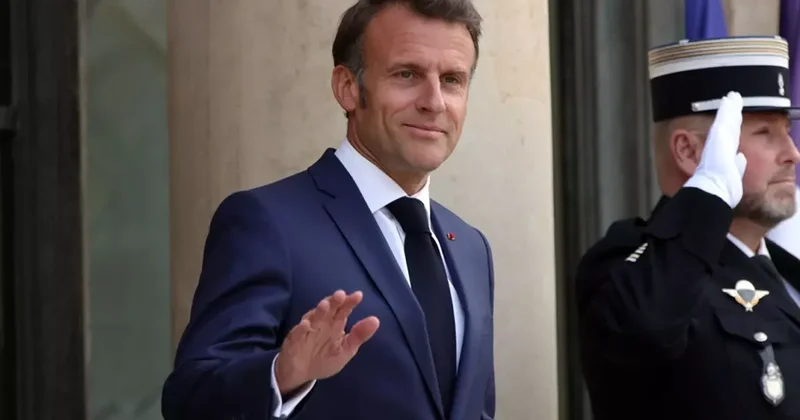 Fransa Cumhurbaşkanı Macron un heykelini çaldılar