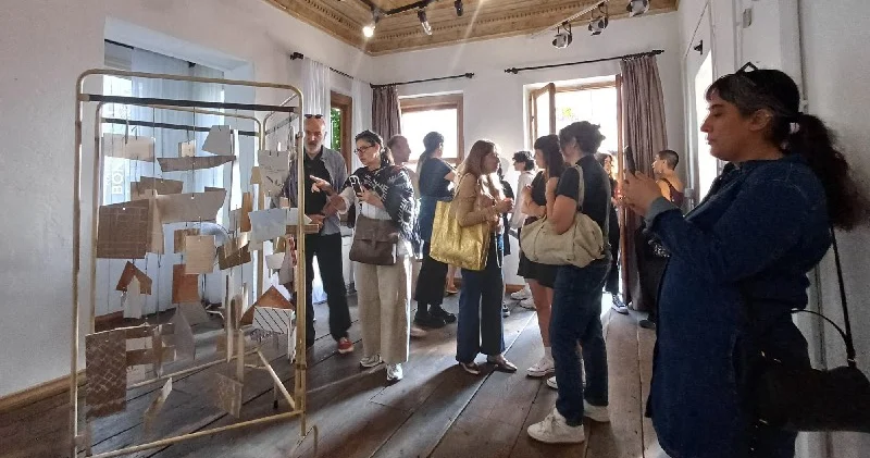 Kıraathane İstanbul Edebiyat Evi nde Asılı Şimdi sergisi sanatseverleri bekliyor