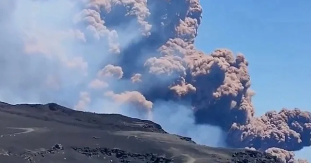 Etna Yanardağı’nda büyük patlama: Kırmızı alarm verildi turistler panik halde bölgeyi terk etti Etna Yanardağı neden uyandı? Etna nerede? Etna en son ne zaman patladı? VİDEO İZLE