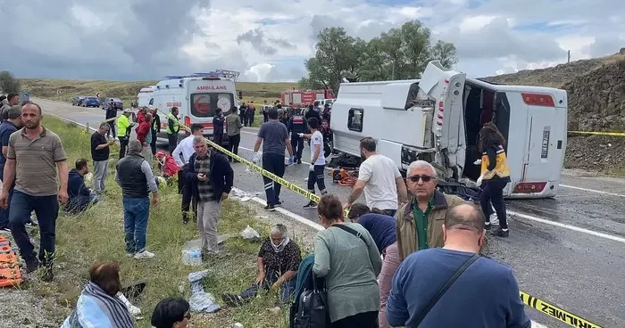 Midibüs şarampole devrildi: 2 ölü, 27 yaralı