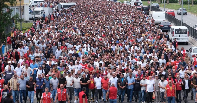 İzmir’de grev beşinci gününde: İşçiler, Cumhuriyet Meydanı na yürüyor