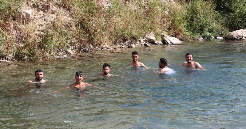 Sıcaktan bunalanlar süs havuzunu doldurdu