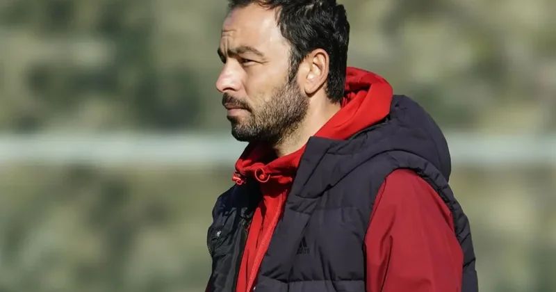 Selçuk İnan ı göreve getiren Kocaelispor milli oyuncuya imza attırıyor