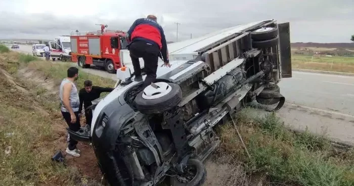 Çorum’da devrilen kamyonetin sürücüsü yaralandı