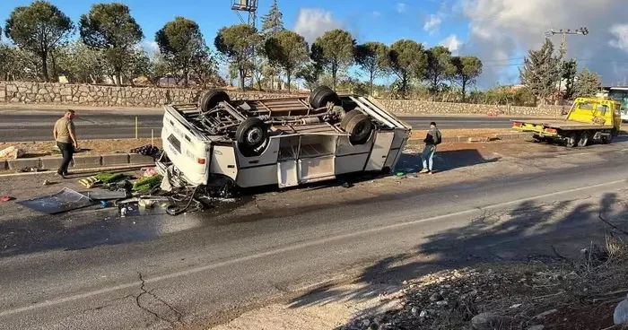 Tarım işçilerini taşıyan servis midibüsü ters döndü: 25 yaralı