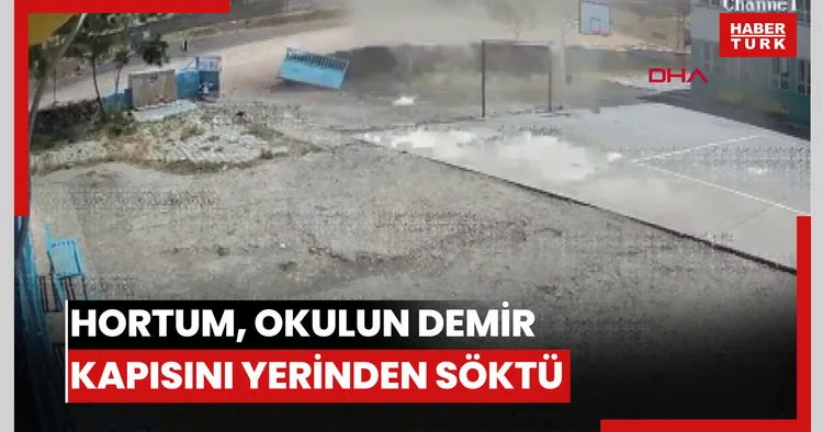 Hortum, okulun demir kapısını yerinden söktü
