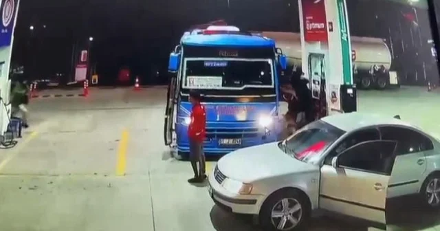 Adana da belediye otobüsü şoförüne sopa ve tabancayla saldırı VİDEO İZLE