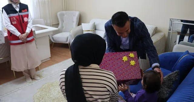 Erzurum da 200 çocuğa bayramlıkları ulaştırıldı Erzurum Haberleri