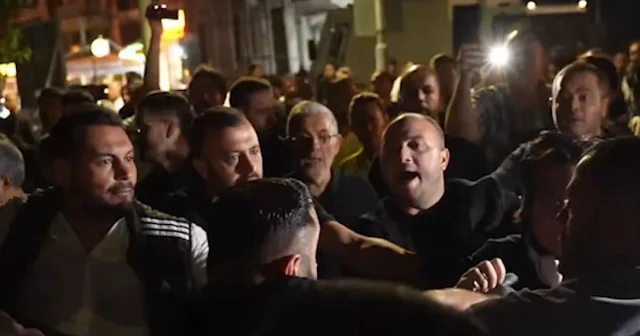 İzmir’de çöp kavgası: Sendika işçileriyle çöp toplayan İzmirliler birbirine girdi VİDEO İZLE