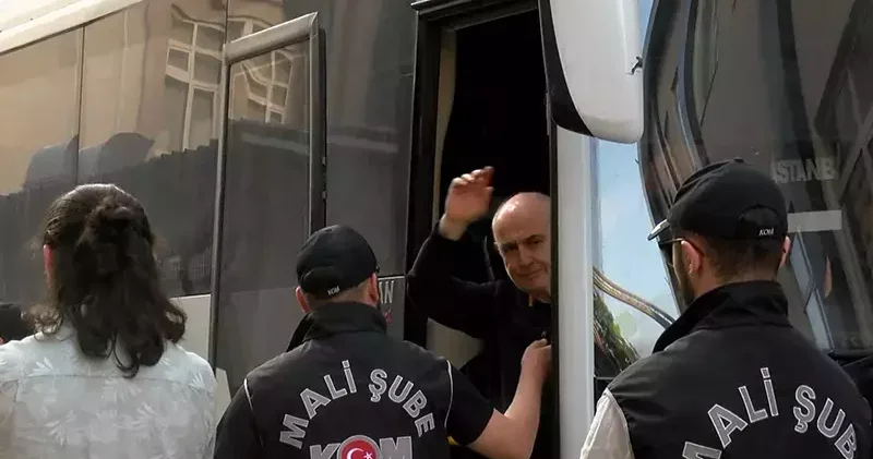 İBB ye yönelik operasyonun 5 inci dalgasında gözaltına alınanlar sağlık kontrolü için hastaneye getirildi