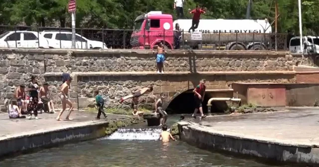 Diyarbakır da sıcaktan bunalanlar süs havuzu ile gölette serinlemeye çalıştı VİDEO İZLE