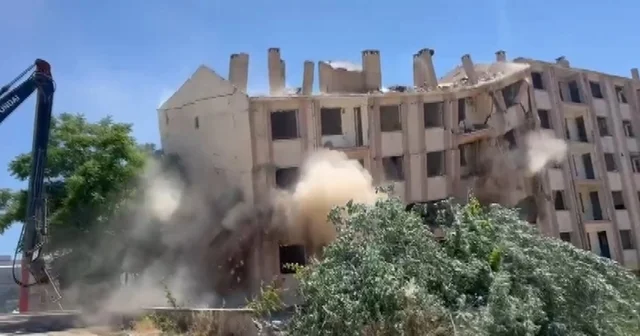 Elazığ da ağır hasarlı bina kontrollü olarak yıkıldı Elazığ Haberleri