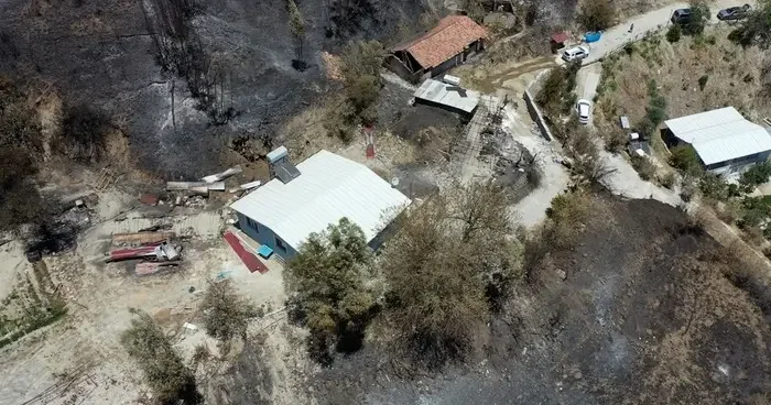 Depremde evini, orman yangınında eşyalarını kaybetti