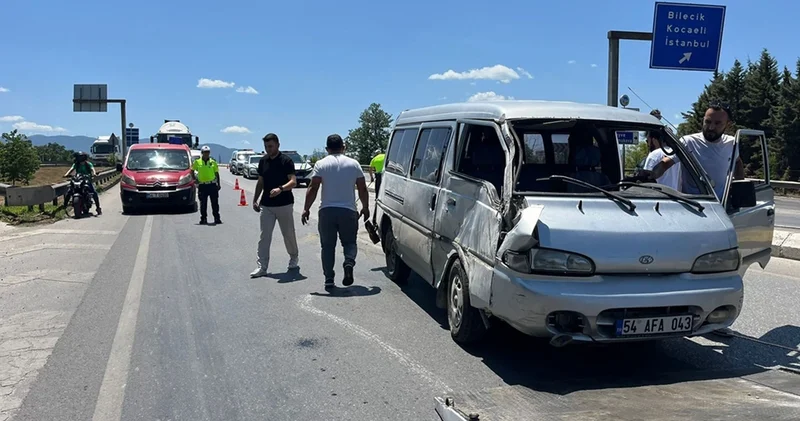 Sakarya da minibüs devrildi: Çok sayıda yaralı var