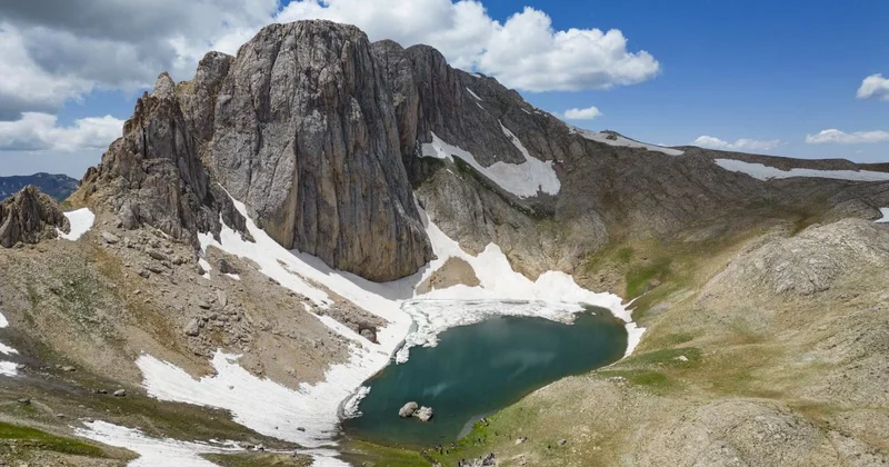 Tunceli dağlarının zirvesindeki Buyer Gölü doğaseverlerin rotası oldu