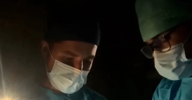Gazze’de sağlık sistemi tamamen çökmüş durumda: Doktorlar ameliyatları telefon ışığıyla yapıyor VİDEO İZLE