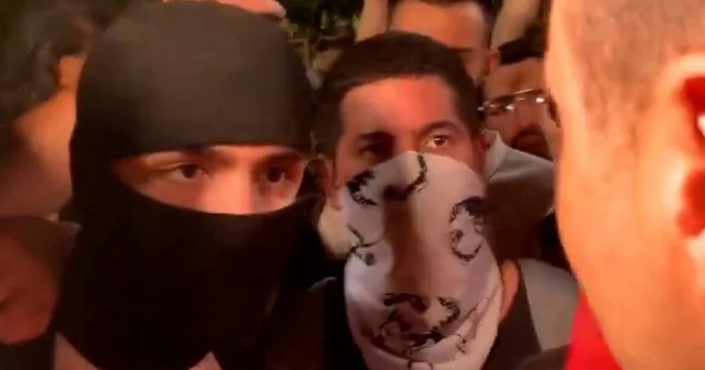 Saraçhane önündeki eylemciler CHP İstanbul İl Başkanı Özgür Çelik i yine fırçaladı: Biz biber gazı yiyoruz yanımızda olmuyorsunuz VİDEO İZLE