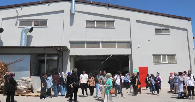 Depremden sonra fabrikada korku dolu anlar! Mesai saatinde tavan çöktü: 3 yaralı