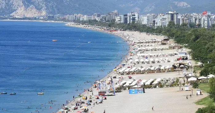 Antalya da sıcak hava nedeniyle sahillerde yoğunluk yaşandı