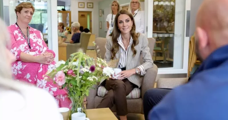 Kanseri yenen Kate Middleton, hastane ziyareti sırasında duygusal anlar yaşadı