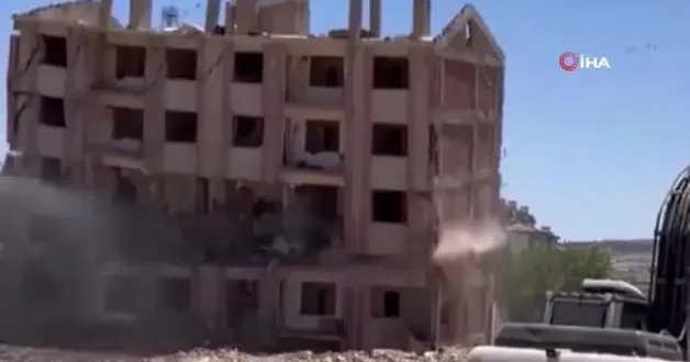 Ağır hasarlı bina korna sesi ile yerle bir oldu