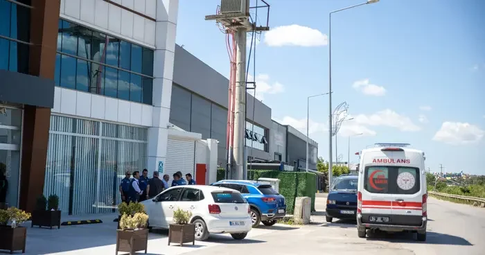 Sakarya da iş yerindeki asma tavan çöktü: 3 kişi yaralandı