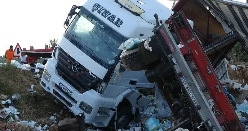 Lastiği patlayan TIR, karşı şeride geçip TIR ile çarpıştı: 1 ölü, 1 yaralı
