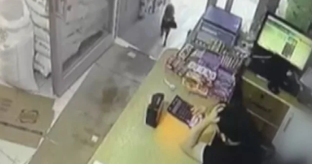 Kutunun kendi kendine hareket ettiğini zanneden esnafın korku dolu anları izleyenleri güldürdü VİDEO İZLE