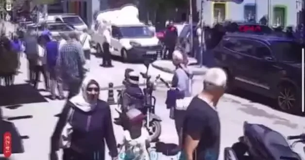 Kadın polise tekmeli saldırı! Ortalık bir anda savaş alanına döndü