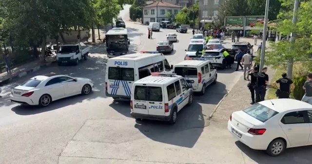 Dur ihtarına uymayıp 2 si polis otosu, 4 araca çarpan ehliyetsiz sürücü tutuklandı Karabük Haberleri