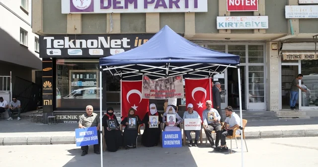 Muş ta aileler DEM Parti önündeki eylemlerini sürdürdü Muş Haberleri