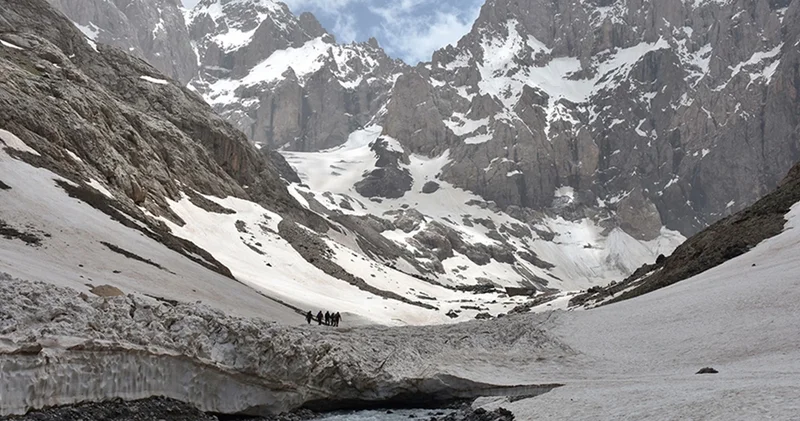 Hakkari de Cilo buzullarına düşen genç kurtarıldı