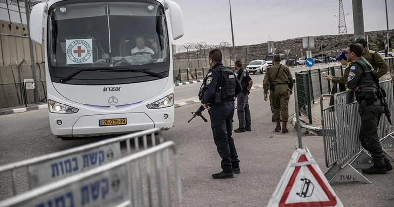 İsrail hapishanelerinde hasta, yaşlı ve çocukların bulunduğu en az 10 bin 400 Filistinli var